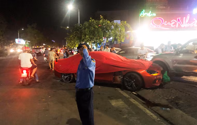 Theo thông tin ban đầu, khoảng gần 17h chiều cùng ngày, chiếc siêu xe nói trên (sau tai nạn bị che kín biển số) do một nam thiếu niên khoảng hơn 20 tuổi điều khiển lưu thông trên đường Trần Não (hướng từ nút gia Lương Định Của – Trần Não về xa lộ Hà Nội). 