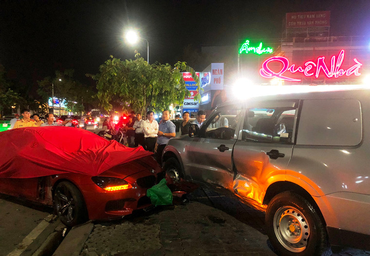 Khi đến khu vực phường Bình An, bất ngờ chiếc xe này lao lên dải phân cách, tông gãy hàng loạt cây xanh rồi “bay” sang hướng đường ngược lại, tông thẳng vào nhiều ô tô đang đậu trên vỉa hè trước một nhà hàng ẩm thực. 