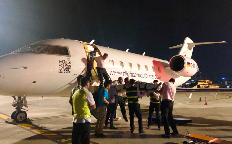 Chuyến bay đặc biệt này có các bác sĩ, nhân viên y tế chăm sóc sức khoẻ cho các nạn nhân.