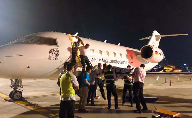 Chuyến bay đặc biệt này có các bác sĩ, nhân viên y tế chăm sóc sức khoẻ cho các nạn nhân.