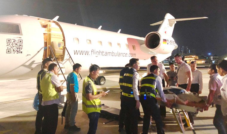 Ngay sau khi xuống máy bay, các du khách là nạn nhân của vụ nổ bom tại Ai Cập gồm chị Lê Thị Ngọc Hà (phẫu thuật 2 chân), chị Trần Thị Kim Anh (phẫu thuật 1 chân) và anh Lê Phúc bị thương ở gót chân đã được đưa về bệnh viện Saigon - ITO để tiếp tục theo dõi và điều trị.