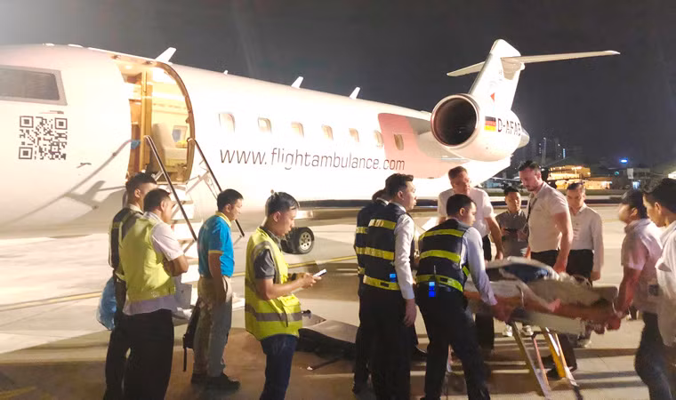 Ngay sau khi xuống máy bay, các du khách là nạn nhân của vụ nổ bom tại Ai Cập gồm chị Lê Thị Ngọc Hà (phẫu thuật 2 chân), chị Trần Thị Kim Anh (phẫu thuật 1 chân) và anh Lê Phúc bị thương ở gót chân đã được đưa về bệnh viện Saigon - ITO để tiếp tục theo dõi và điều trị.