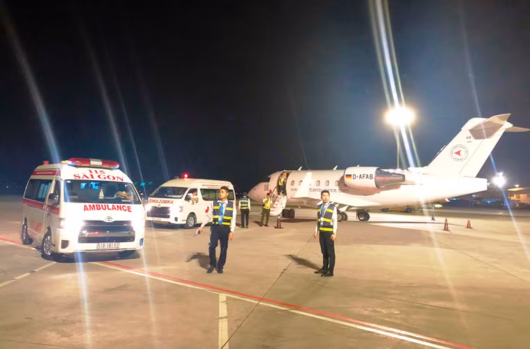Đúng 4h40 rạng sáng nay (10/1), trực thăng y tế Air Ambulance đưa ba du khách Saigontourist trúng bom ở Ai Cập cuối cùng đã đáp xuống sân bay quốc tế Tân Sơn Nhất (TP HCM). 
