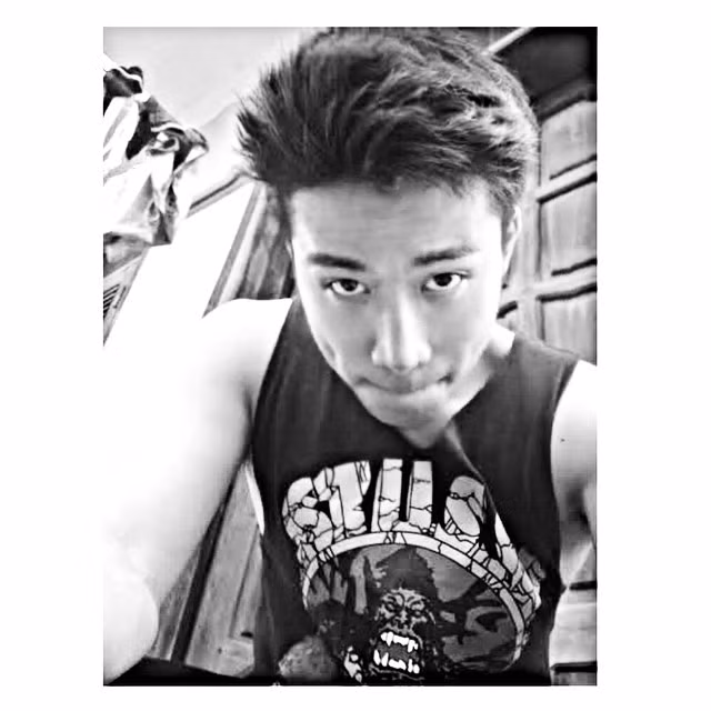 Được biết, ban đầu chàng vũ công bảnh trai được phân vai người vận chuyển hàng hoá trong MV "Thật bất ngờ". Nhưng sau đó do sở hữu dáng vẻ vốn dĩ đã khá bụi cùng phong cách ăn mặc hơi luộm thuộm nên Tùng Lâm đã được sắp xếp, nhận vai gã ăn xin rởm.