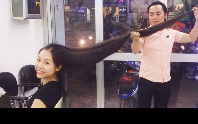 Tuy nhiên, ít ai biết mái tóc dài "kỷ lục" này cũng mang đến không ít phiền toái cho Thu Phương. Mái tóc quá dài nên thường xuyên bị rối nếu như không chải thường xuyên, cô nàng 8X cũng khó chọn trang phục để phù hợp với mái tóc của mình, nhiều lần chân tự đạp vào tóc và "không phải lúc nào cũng khoe tóc ra được".