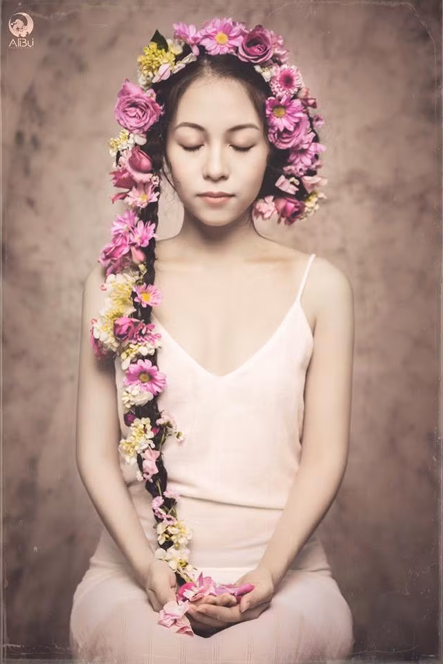 My nu 8X cao 1m60 gay choang voi mai toc dai 1m75