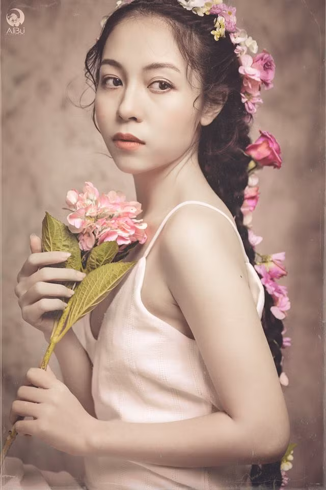 Mái tóc siêu dài trở thành điểm nhấn đặc biệt trong các bộ ảnh của Thu Phương. Trong trang phục áo dài hay những bộ quần áo điệu đà, nữ tính, mái tóc của Thu Phương dù buông thẳng hay cuốn cao, gắn hoa cũng đều rất đẹp mắt và ấn tượng.