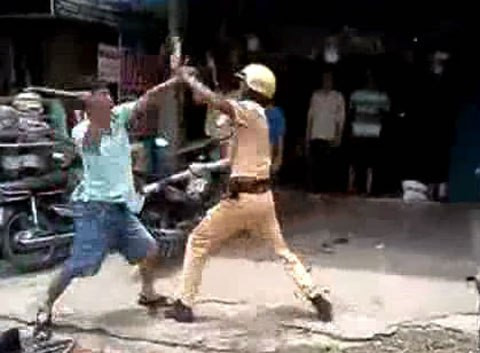 Ngày 28/7/2011, chiến sĩ Văn Thành Luân đang điều tiết giao thông tại đoạn đường D2 và Xô Viết Nghệ Tĩnh (quận Bình Thạnh) thì phát hiện Trần Đại Phúc (nguyên trung úy cảnh sát cơ động, công an TP HCM) điều khiển xe máy không đội mũ bảo hiểm. Anh Luân không thổi còi mà từ phía sau đi lại dùng gậy gõ vào vai của Phúc để ra hiệu chặn xe kiểm tra. Tưởng bị đánh, Phúc quay lại hỏi với vẻ thách thức rồi xuống xe đấm vào mặt anh cảnh sát giao thông. Xô xát xảy ra, Phúc nhặt cây gậy sắt dưới đường đánh trả lại Luân. Vụ việc gây náo loạn đường phố và tạo nên hình ảnh rất xấu về CSCĐ, CSGT Việt Nam.