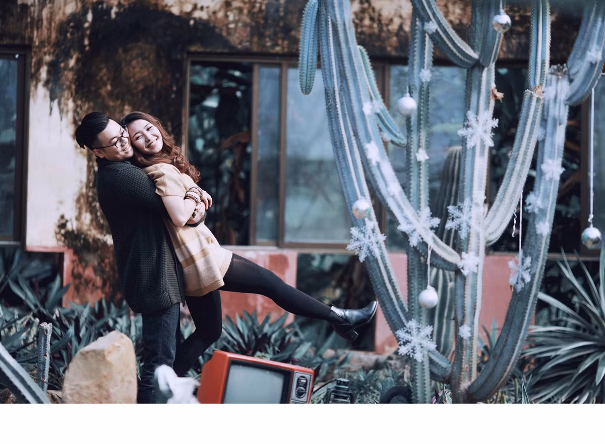 Được biết, nhiếp ảnh gia Hải Lê Cao là tác giả của khá nhiều bộ ảnh cưới đẹp mắt, độc đáo gây sốt trên mạng thời gian gần đây. Với cá tính khá "dị" và thích sự khác biệt nên anh Hải thường xuyên nêu ý tưởng, hợp tác với các cặp cô dâu, chú rể để tạo nên những bộ ảnh đẹp có một không hai.