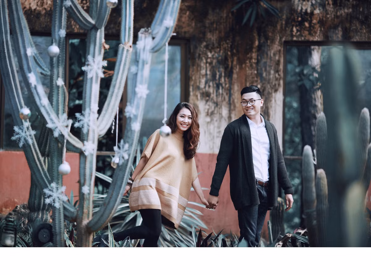 Từ trước đó nhiều ngày, cô dâu chú rể đã cùng nhau chuẩn bị những phụ kiện trang trí mang đậm không khí của dịp lễ Noel, để sẵn sàng cho buổi chụp.