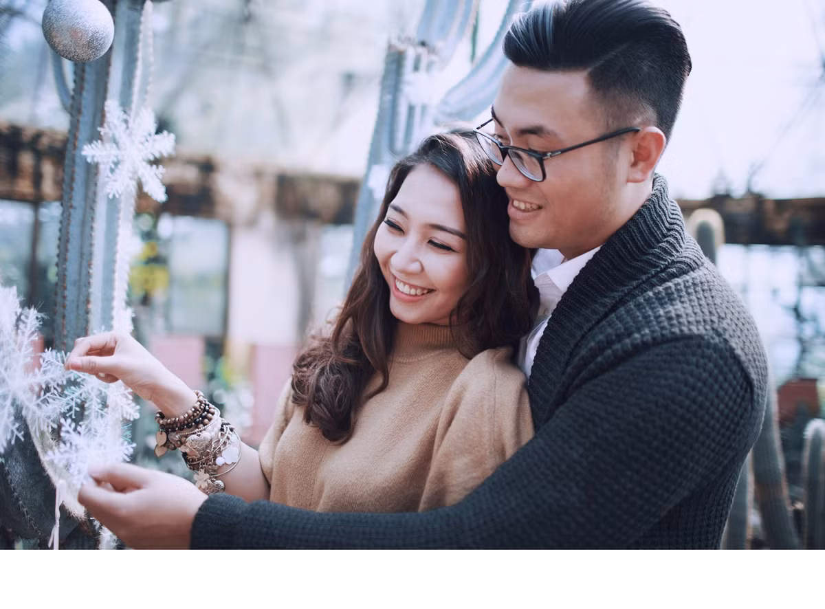 Ekip chụp ảnh cưới mùa Giáng sinh còn sử dụng nhiều đạo cụ, vật trang trí khác để biến khung cảnh cũ kỹ, hơi đổ nát trong nhà mái vòm trở nên đẹp mắt, lãng mạn và Tây hơn.