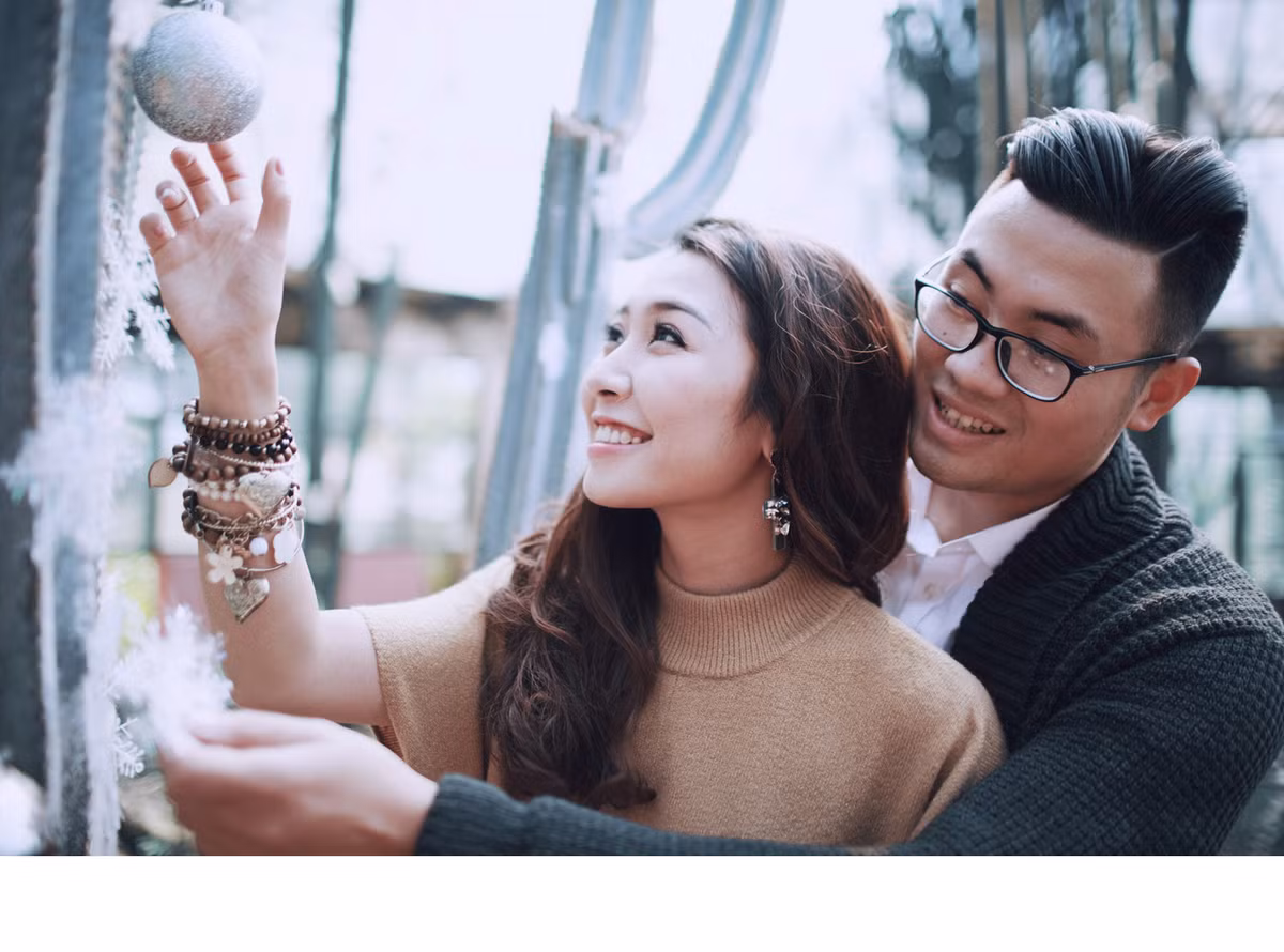 Đưa ý tưởng vào hiện thực, mọi người cùng nhau “khoác áo mới” cho vườn xương rồng và vô cùng bất ngờ là những cây thông đặc biệt này lại lung linh tuyệt đẹp hơn rất nhiều so với tưởng tượng.