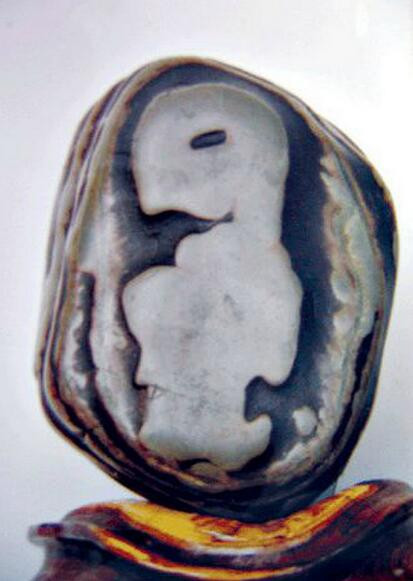 Đá "Nhân chi sơ". Hòn đá kỳ lạ này có chiều cao 15cm, rộng 13cm và độ dày là 8cm, xung quanh có hoa văn trắng và đen kết hợp, ở giữa là hình ảnh một thai nhi vô cùng sống động, bao gồm mắt đã phát triển rõ ràng trong khi các cơ quan khác cùng chân tay vẫn chưa rõ ràng. Cả khối đá trông giống như bào thai đang ngủ say giấc trong bụng mẹ.