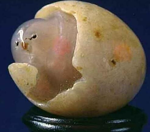 Đá mã não "Trứng gà nở" trị giá 130 triệu NDT (441 tỉ đồng). Hình dạng hòn đá như một quả trứng bị nứt với chú gà con cùng lớp lông vàng đang ngoi đầu ra. Trông hòn đá có vẻ vô cùng mềm mại và sống động đến lạ kỳ.