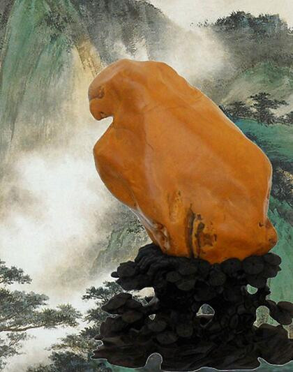 Đá "Trung Hoa thần ưng". Hòn đá này thuộc loại ngọc hoàng long quý giá từ ngôi chùa Tử Kim Nam Mẫu ở Quảng Đông (Trung Quốc). Đây là hòn đá kỳ lạ từ tự nhiên mà ra, có dáng hìm của một con chim ưng với chiếc mỏ khoằm, cặp mắt sắc lạnh cùng những đường nét hoàn hảo tuyệt mỹ. Đặc biệt màu vàng của loại ngọc càng thế hiện độ quý giá và gần gũi với một con chim ưng ngoài đời.