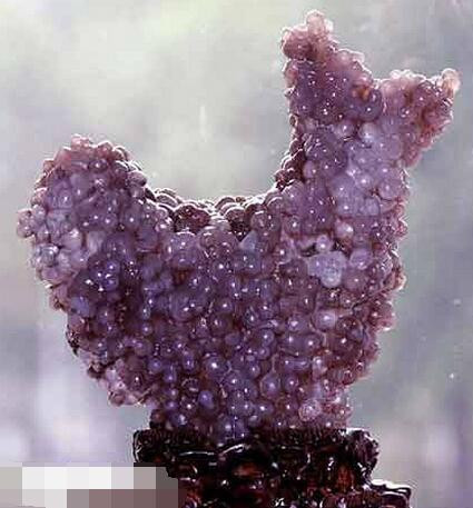 Đá "Bản đồ Trung Quốc": Trị giá 96 triệu NDT (325 triệu đồng). Hòn đá mã não hình những quả nho xếp thành bản đồ Trung Quốc. Hòn đá quý này có hai màu sắc tím và trắng vô cùng đẹp mắt.