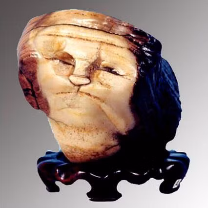 Đá "Tuế nguyệt": trị giá 99.6 triệu NDT (338 tỉ đồng). Hòn đá kỳ lạ này có kích thước bằng nắm tay người trưởng thành với hình thù giống gương mặt một bà cụ phương Tây, từng nếp nhăn trên mũi, khóe miệng và trán cho đến những lọn tóc đều hết sức chân thực. Hòn đá này được phát hiện trong khu vực núi lửa phun trào cách ngày nay 200 triệu năm. Bao thăng trầm của thời gian đã tạo nên loại đá mã não hình gương mặt cùng ngũ quan màu đen tuyệt sắc. Hòn đá có tên Tuế nguyệt (Năm tháng) được giới chuyên gia nhận định là kiệt tác thiên nhiên thế giới và quốc bảo có một không hai của Trung Quốc.