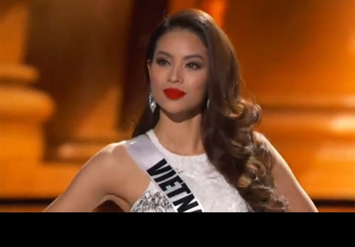 Ngoài ra, được biết Phạm Hương đã tự trang điểm cho mình để tham dự vòng bán kết Hoa hậu Hoàn vũ Thế giới. Do là người thi gần cuối cùng, đợi makeup quá lâu nên người đẹp Việt Nam đã tự trang điểm và kết quả có được thực sự khiến khán giả hài lòng, không thể phân biệt được đây không phải là tác phẩm của các chuyên gia trang điểm thực thụ.