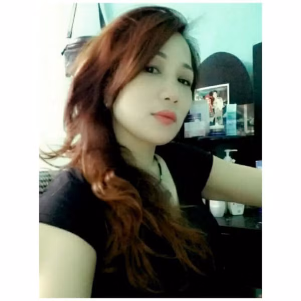 Theo tìm hiểu, bà mẹ U40 xinh đẹp hiện đang sinh sống và làm việc ở Hà Nội. Cô Hạnh Lê làm chủ một cửa hàng thời trang và cô gái lớn Huyền Trang hiện là sinh viên năm nhất Học viện Tài chính. Được dân mạng chú ý và khen ngợi về nhan sắc, cô Hạnh Lê cảm thấy rất thích thú, vui vẻ. Vốn có chung nhiều sở thích và sự trẻ trung giống nhau nên cô Hạnh Lê rất thích chụp ảnh, đi chơi cùng với con gái lớn.