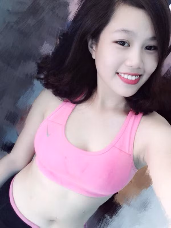 Tuy nhiên cô bạn cũng tỏ ra không hài lòng với những lời nhận xét mang tính chất cợt nhả, châm chọc của một bộ phận dân mạng thiếu văn hoá. Cô bạn mong rằng dân mạng sẽ bình luận khách quan và không sử dụng những từ ngữ thô tục, thiếu văn hoá để nhận xét về mẹ mình, càng không muốn đời tư, cuộc sống của hai mẹ còn bị soi mói quá nhiều.