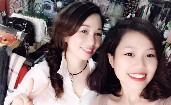 Bức ảnh chụp hai mẹ con xinh đẹp được dân mạng lan truyền mới đây khiến rất nhiều bạn trẻ thích thú. Nhan sắc và sự trẻ trung ngang bằng của hai người ở hai thế hệ khác nhau tạo nên thiện cảm, sự tự mò với bất kỳ ai khi xem bức ảnh này. Tạo hình trẻ trung, nhiều cử chỉ, hành động rất "xì tin" của bà mẹ U40 xinh đẹp trong bức ảnh này nhận được vô số lời khen, bình luận tích cực của cộng đồng mạng.