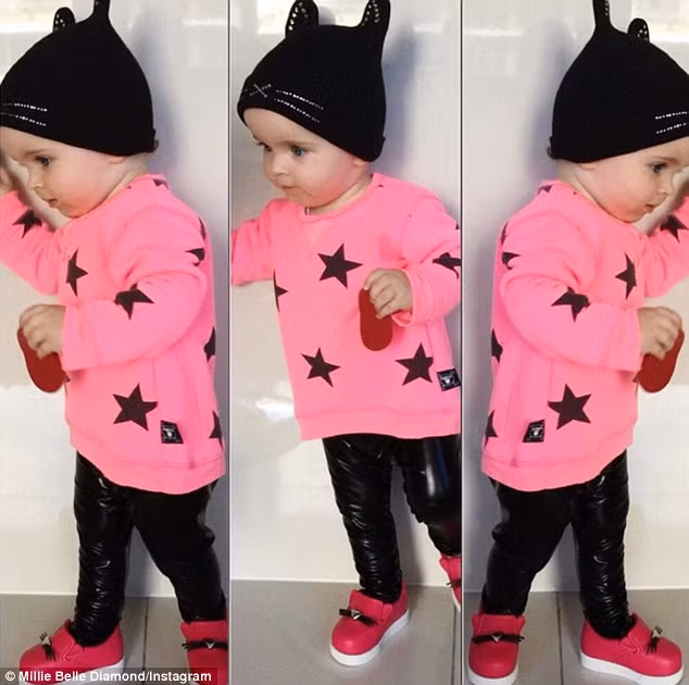  Nhóc tỳ triệu đô Millie-Belle sở hữu những bộ đồ thiết kế sành điệu, khuôn mặt biểu cảm tự nhiên khiến hàng loạt các fan đổ gục ngay từ lần đâu tiên ngắm nhìn.