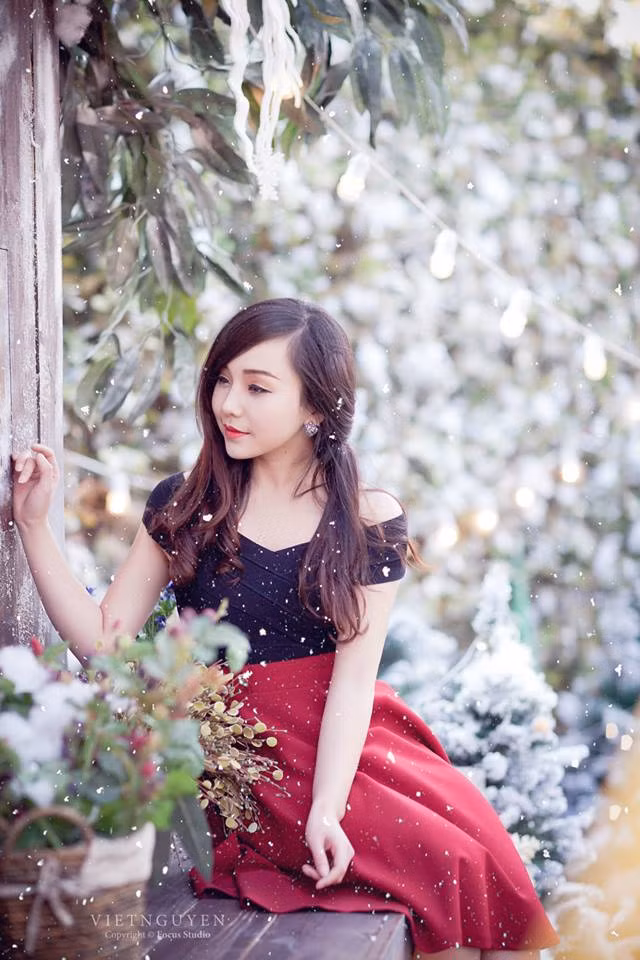 Hiện tại Huệ Linh còn kinh doanh thêm cả thực phẩm chức năng và mỹ phẩm làm đẹp cho chị em phụ nữ. Nguồn hàng uy tín, chất lượng, dịch vụ tốt cộng thêm cô chủ xinh như hoa khiến shop online của Huệ Linh thu hút được rất nhiều bạn trẻ.