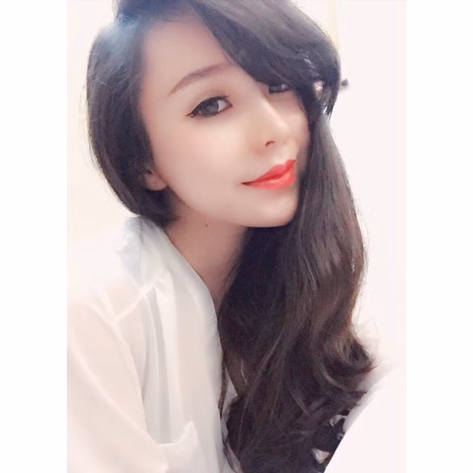 Được biết nhờ ngoại hình xinh đep mà cô nàng hot girl công sở từ khi còn ngồi trên ghế nhà trường, Huệ Linh đã làm nhiều công việc như làm mẫu cho một số shop thời trang. Ngoài ra, cô gái Cao Bằng cũng tập tành kinh doanh, tự kiếm được tiền trang trải cho việc học và cuộc sống độc lập.