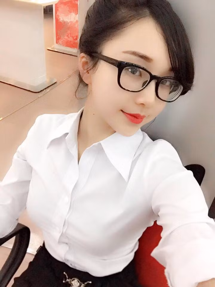 Đã tốt nghiệp trường Đại học Lao động và Xã hội, hiện tại Huệ Linh đang làm việc công sở trong một công ty lớn. Không thấy bản thân được thoả mãn trong môi trường làm việc công sở vốn bị cho là nhàm chán, Huệ Linh còn có nghề tay trái là kinh doanh, giúp cô có được niềm vui và thu nhập đáng kể.