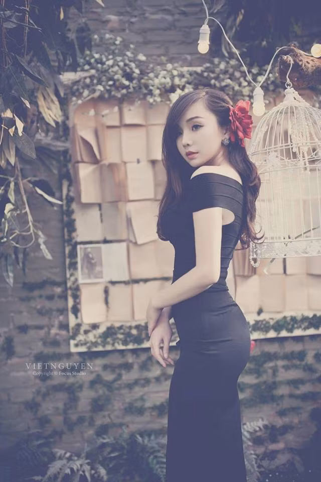 Để cân đối hai công việc công sở và kinh doanh, giống như nhiều bạn trẻ năng động khác, Huệ Linh phải rất cố gắng để điều chỉnh quỹ thời gian của bản thân. Được biết ban ngày cô bạn vẫn đến cơ quan làm việc bình thường, đêm về tranh thủ "chăm sóc" cho shop online, giới thiệu các sản phẩm mới và tư vấn cho khách hàng.