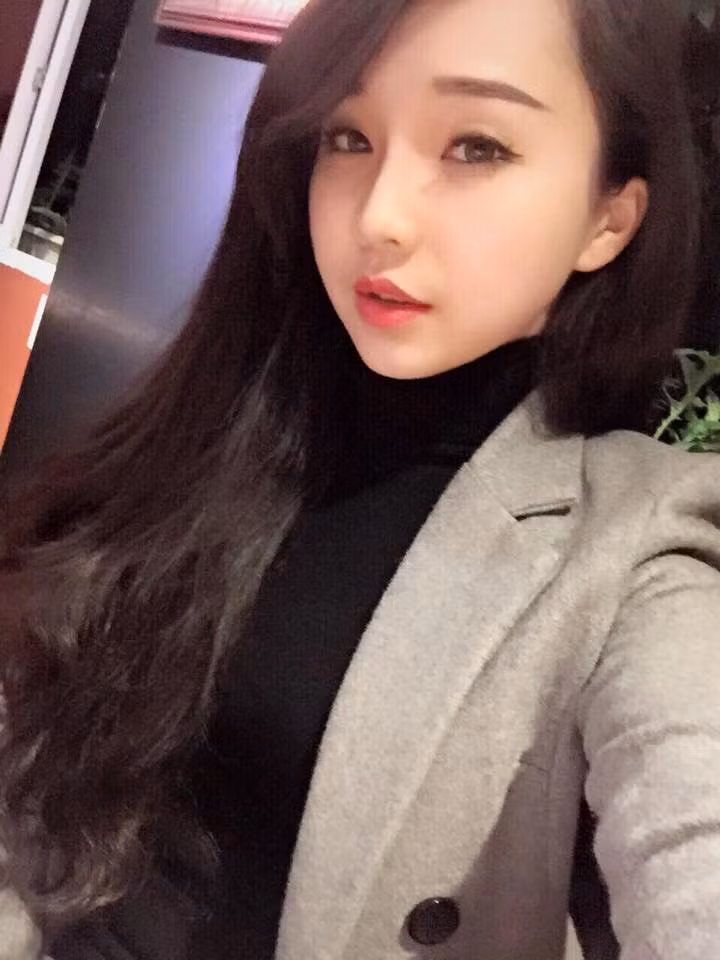 Được biết việc kinh doanh những mặt hàng trên đến với Huệ Linh rất tình cờ. Xuất phát từ nhu cầu của bản thân, sử dụng thấy tốt, có hiệu quả nên cô gái Cao Bằng xinh đẹp đã tìm cách giới thiệu sản phẩm, nhập hàng và bán lại cho những bạn trẻ có nhu cầu làm đẹp, chăm sóc sức khoẻ.