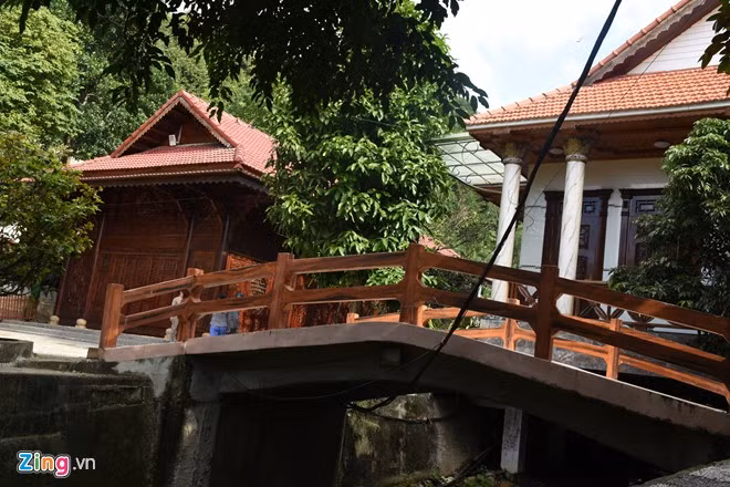 Lối vào khu biệt thự cũng được làm cầu theo kiến trúc cổ xưa.