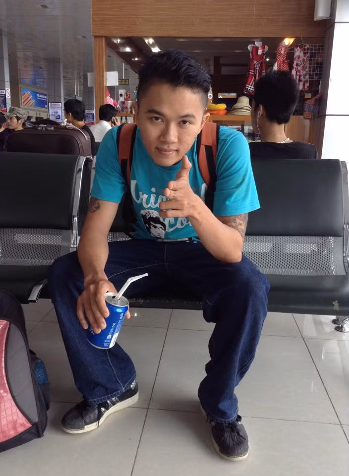 Qua đoạn clip gây sốt mạng, Trung Hiếu được dân mạng săn lùng và đặt cho anh rất nhiều biệt danh ấn tượng như "hot boy bảo vệ", "anh bảo vệ của năm". Tuy vậy, chàng trai khiêm tốn này không hề chia sẻ thêm bất cứ điều gì về lần thể hiện tài năng trong vai anh chàng bảo vệ vừa rồi.