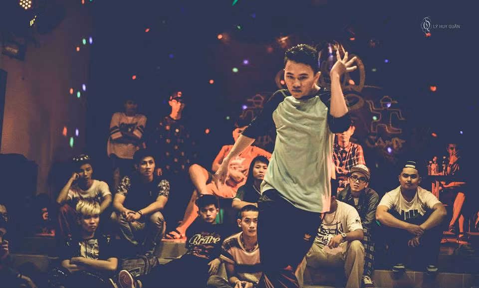 Một số dân mạng còn nhanh trí nhận ra, đoạn clip của Trung Hiếu có nội dung khá giống với một clip anh bảo vệ nhảy múa ở sân bóng chày từng gây bão mạng quốc tế. Theo tìm hiểu và từ xác nhận của những người trong cuộc, được biết, đoạn clip này thực sự là một sản phẩm dàn dựng. Trung Hiếu được yêu cầu cải trang thành nhân viên bảo vệ, nhảy múa để tạo ấn tượng, thu hút khách cho một gian hàng.