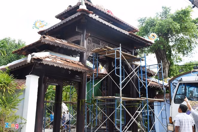 Sáng 12/12, dưới sự giám sát của Hội đồng cưỡng chế quận Liên Chiểu (TP Đà Nẵng), ông Ngô Văn Quang (giám đốc một công ty vàng) đã đưa hơn 50 người cùng các thiết bị, máy móc, xe tải đến tháo dỡ khu biệt thự ở tiểu khu 11 (phường Hòa Hiệp Bắc, quận Liên Chiểu).