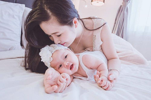 Theo tìm hiểu, cô gái trong bức ảnh cho con bú gây bão mạng tên thật là Nguyễn Thuỳ Linh, sinh năm 1990, hiện đang sinh sống tại Hà Nội. Thuỳ Linh đã lập gia đình, hiện đang sống cùng chồng và một cô con gái nhỏ có tên gọi ở nhà là Xuka.