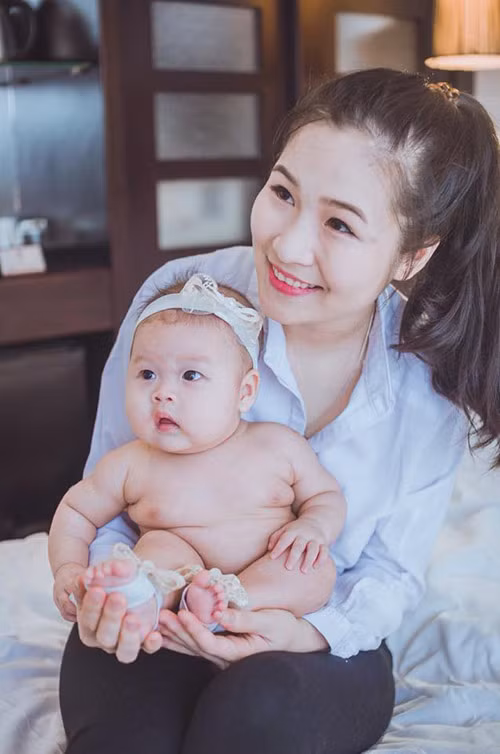 Thuỳ Linh không cảm thấy buồn phiền khi ảnh của hai mẹ con được lan truyền rộng rãi. Trái lại, bản thân 9X xinh đẹp này lại cảm thấy tự hào khi được nhiều người quan tâm, ưu ái và bản thân cô cũng hạnh phúc khi là một bà mẹ tốt sữa, có thể đem đến cho con những điều ngọt ngào cùng sức khoẻ tốt nhất.