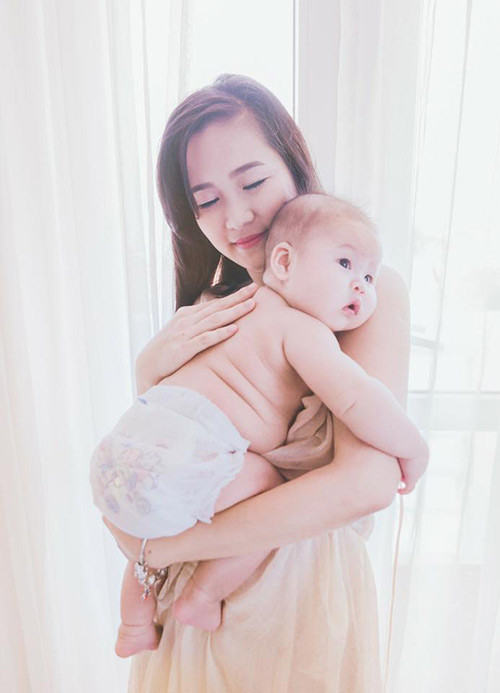 Bà mẹ trẻ Thuỳ Linh tiết lộ, bức ảnh mà ca sĩ Cao Thái Sơn chia sẻ được rút ra từ bộ ảnh 9X này chụp cùng chồng và con nhỏ nhân dịp kỷ niệm 10 năm yêu nhau. Đây là một bộ ảnh kỷ niệm, mang ý nghĩa gia đình, Thuỳ Linh muốn có hình ảnh cho con bú để thể hiện tình yêu thương tự nhiên nhất, vì đôi vợ chồng trẻ đã phải gặp nhiều khó khăn trong 2 năm sau khi kết hôn mới có được con gái đầu lòng.