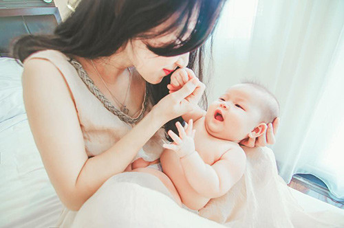 Được biết Thuỳ Linh và chồng yêu nhau đến 8 năm, trải qua nhiều khó khăn mới có thể kết hôn và có được bé Xuka kháu khỉnh.