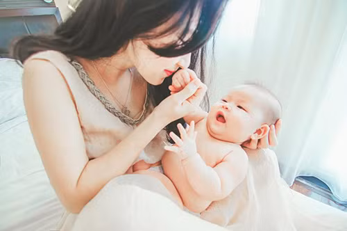 Được biết Thuỳ Linh và chồng yêu nhau đến 8 năm, trải qua nhiều khó khăn mới có thể kết hôn và có được bé Xuka kháu khỉnh.