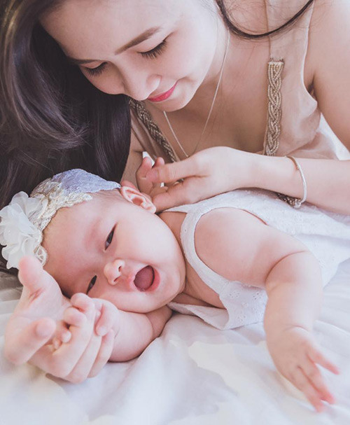 Thuỳ Linh khẳng định bộ ảnh của cô cùng gia đình nhỏ hoàn toàn chỉ mang tính chất lưu giữ kỷ niệm, không có mục đích tạo sự nổi tiếng hay gây sốc ở trong đó. Bản thân Thuỳ Linh trở thành tâm điểm chú ý cũng từ sau khi ca sĩ Cao Thái Sơn chia sẻ bức ảnh Linh cho con bú và tag kèm tên ca sĩ Hương Tràm khiến nhiều người hiểu lầm.