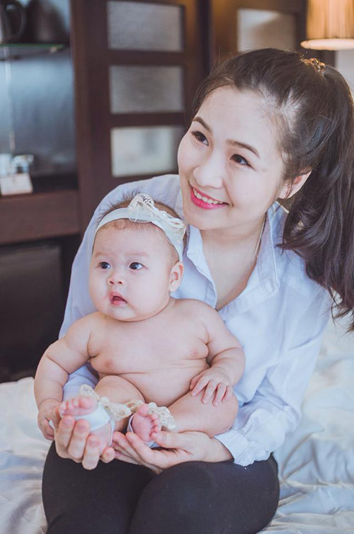 Thuỳ Linh không cảm thấy buồn phiền khi ảnh của hai mẹ con được lan truyền rộng rãi. Trái lại, bản thân 9X xinh đẹp này lại cảm thấy tự hào khi được nhiều người quan tâm, ưu ái và bản thân cô cũng hạnh phúc khi là một bà mẹ tốt sữa, có thể đem đến cho con những điều ngọt ngào cùng sức khoẻ tốt nhất.