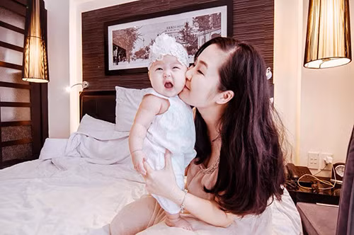 Tuy nhiên, đối với Thuỳ Linh, lời nhận xét cô có khuôn mặt giống ca sĩ Hương Tràm chỉ như một lời trêu đùa, không đáng quan tâm lắm. Hiện tại, Thuỳ Linh chỉ cảm thấy rất vui, hạnh phúc vì sau khi bộ ảnh của cô cùng với gia đình nhỏ, ảnh cô cho con bú nhận được nhiều lời khen của dân mạng về tình cảm, tình mẫu tử dạt dào được truyền tải trong đó.