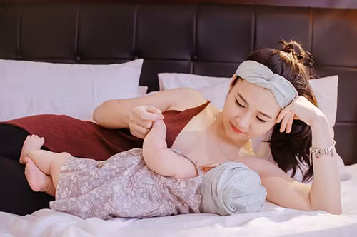 Bộ ảnh mới đây như đánh dấu một cột mốc quan trọng, chất chứa nhiều tình cảm, niềm hạnh phúc vô bờ bến của đôi vợ chồng trẻ.