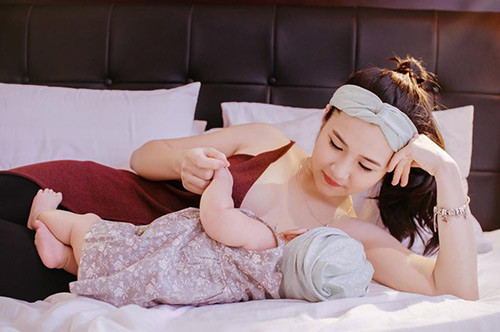 Bộ ảnh mới đây như đánh dấu một cột mốc quan trọng, chất chứa nhiều tình cảm, niềm hạnh phúc vô bờ bến của đôi vợ chồng trẻ.