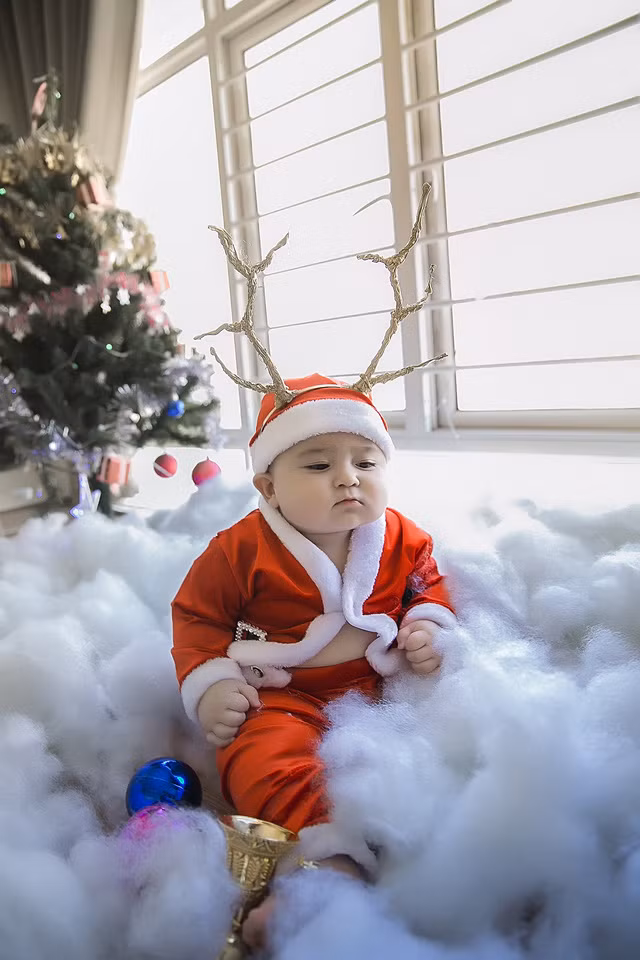 Mới đây, bé Salman vừa được bố mẹ đưa đi chụp ảnh đón Giáng sinh. Em bé má phính trong bộ đồ Santa trông càng mũm mĩm, đáng yêu và liên tục có những cử chỉ, hành động ngộ nghĩnh.