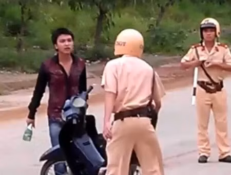 Đây là hình ảnh rất "nổi tiếng" về một vụ thanh niên đánh CSGT thu hút sự quan tâm của dư luận trong một thời gian dài. Cụ thể ngày 7/6/2012, tại thị trấn Đồng Đăng, Hoàng Minh Phong (18 tuổi, trú thị trấn Đồng Đăng) bị hai cảnh sát yêu cầu dừng xe để kiểm tra do đi xe máy không gương chiếu hậu, không đội mũ bảo hiểm. Thanh niên này lập tức có lời lẽ thóa mạ, chống đối và hành hung những người thi hành công vụ. Sau đó, Phong đã bị cơ quan điều tra khởi tố về hành vi trên.