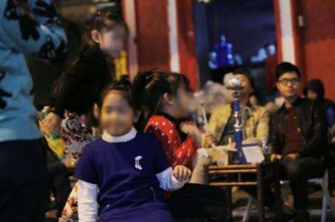 Phan cam canh hut shisha mit mu tren pho co Ha Noi-Hinh-6