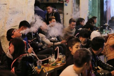 Phan cam canh hut shisha mit mu tren pho co Ha Noi-Hinh-3