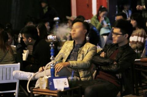 Phan cam canh hut shisha mit mu tren pho co Ha Noi-Hinh-8